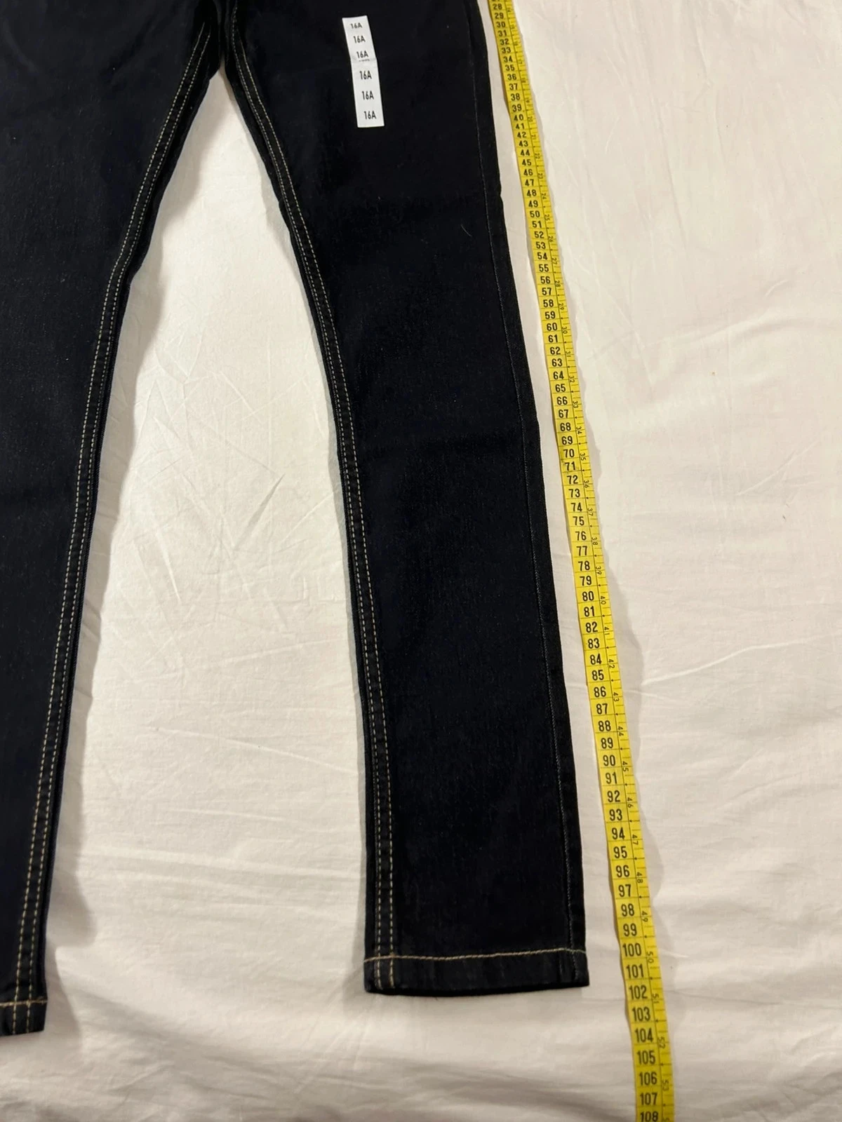 Zwarte skinny jeans in de ruwe versie van Tissaia – photo 4